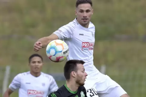 Laufstark: Sebastian Linder (FCA, weiß) klärt vor Vadym Semchuk.