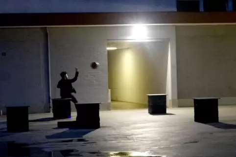 Inszenierung: Eine Überraschung beim „Stadtnach(t)klang“ war der Ball spielende Junge in einem Hinterhof. 