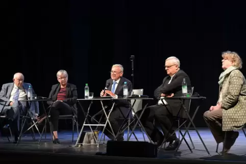 Bei der Diskussion im Alten Stadtsaal: Ministerpräsident a. D. Günther Beckstein, Kirchenpräsidentin Dorothee Wüst, Moderator Pe