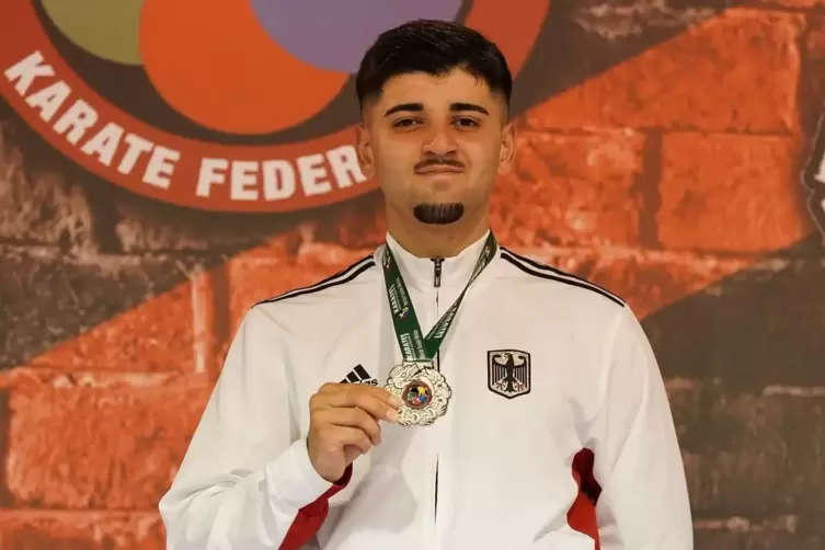 Julian Hadizadeh mit seiner Silbermedaille. 