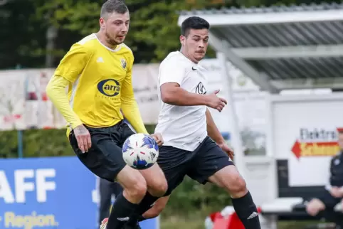 Pawel Wasiak (links), hier noch im Trikot des SV Morlautern, erzielte beim 4:3-Sieg der SG Eintracht Kaiserslautern II zwei Tore