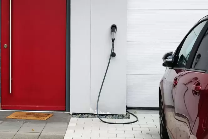 KfW-Förderung: So lädt das E-Auto günstiger mit Solarstrom