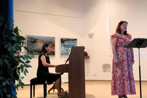 Arina Osaki am Klavier und die Sopranistin Carla Hussong gaben sich zart und temperamentvoll. 