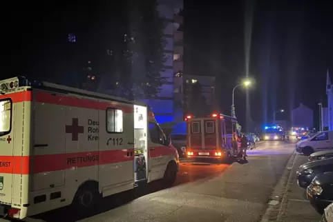  Feuerwehr und DRK beim Einsatz im achtstöckigen Mehrfamilienhaus. 