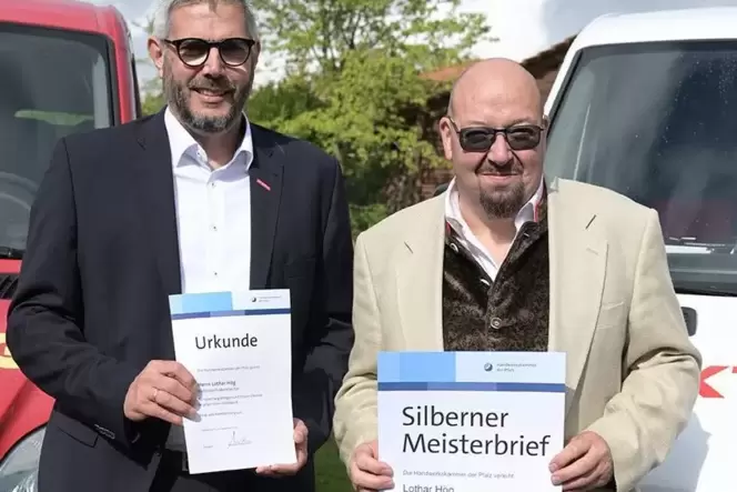 Lothar Hög wird mit dem Silbernen Meisterbrief ausgezeichnet. Links Michael Wafzig, Vizepräsident der Handwerkskammer der Pfalz.