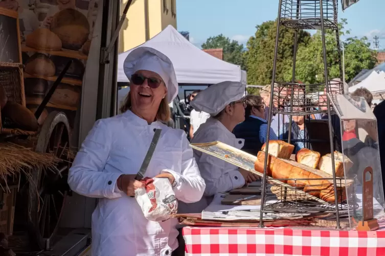 Gut abgeschnitten: Gabi Wellstein zer- und verteilt Brot und andere Backwaren am gut besuchten Stand der Bäckerei Kissel. 