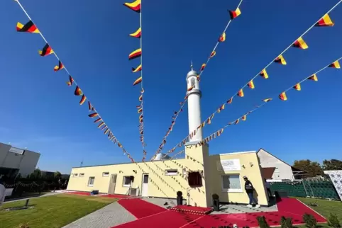 Zur offiziellen Eröffnung der Ahmadiyya-Moschee im Industriepark Nord kam Anfang September das geistliche Oberhaupt aus London n