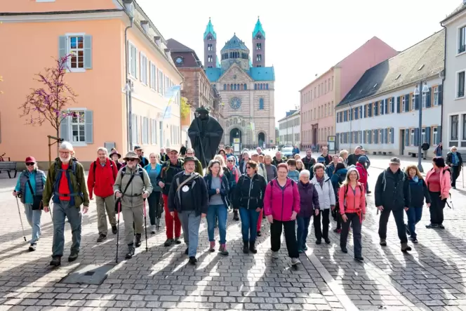 Startwanderung der Aktion »Die Pfalz wandert für den Dom« von Speyer nach Neustadt ins Herz-Jesu-Kloster in Neustadt am 22. Apri