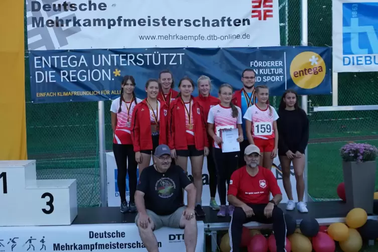 Das Team des TV Thaleischweiler bei den leichtathletischen Mehrkampfmeisterschaften des Deutschen Turnerbunds in Dieburg: (stehe