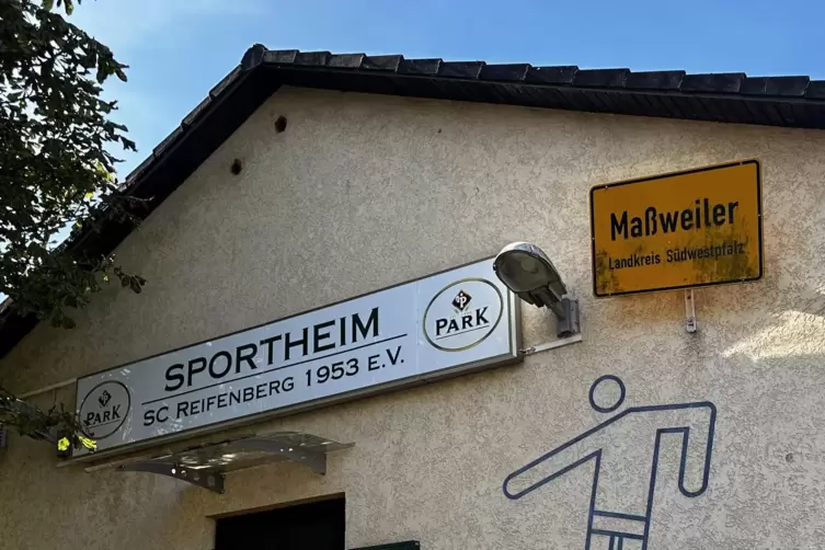 Das Maßweiler Ortsschild hängt am Sportheim in Reifenberg.... 