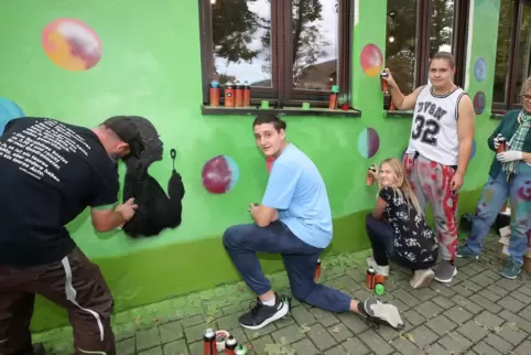 Kreativ mit der Spraydose: (von links) Graffiti-Künstler Heiko Tremmel, Noah, Fabienne, Joris und Jugendhaus-Leiterin Petra Fisc
