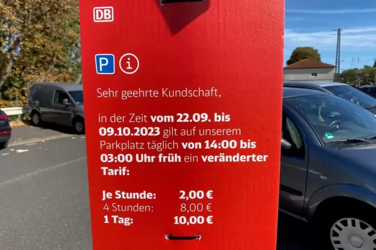 Die Parkautomaten wurden um Hinweisschilder zu den ge&auml;nderten Tarifen erg&auml;nzt. 