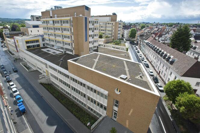Blick auf das Westpfalz-Klinikum in Kaiserslautern. Das Krankenhaus ist bis 2027 auf eine massive Finanzhilfe seiner drei Gesell
