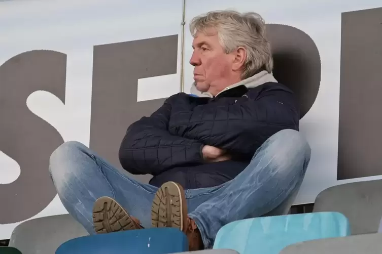 Sitzt nicht selten auf der Tribüne im Framas-Stadion: Wormatia-Coach Peter Tretter. Der 56-jährige Hinterweidenthaler war beim F
