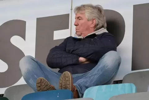 Sitzt nicht selten auf der Tribüne im Framas-Stadion: Wormatia-Coach Peter Tretter. Der 56-jährige Hinterweidenthaler war beim F