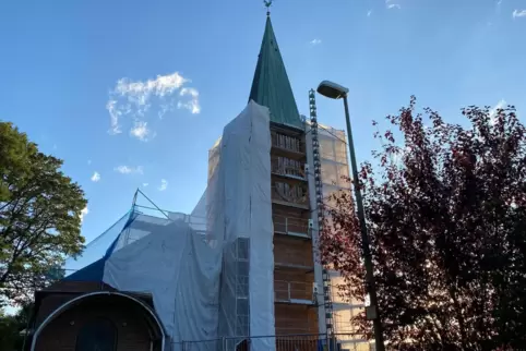 Die evangelische Kirche in Schopp ist eingerüstet: Fugen und Beton müssen saniert werden. 