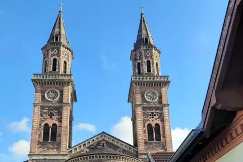 Nicht die höchsten, aber die bekanntesten in der Stadt: die Zwillingstürme von St. Ludwig. 