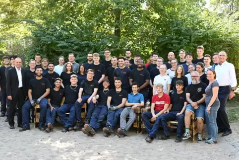 Gruppenbild nach getaner Arbeit: TWL-Azubis, die Vorstände des Energieversorgers und das Hort-Team. 