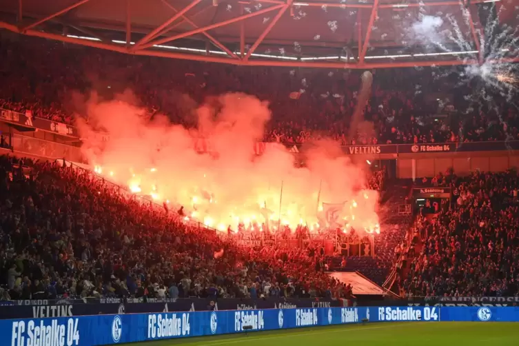 Für diese Aktion beim Spiel gegen den FC Schalke 04 muss der 1. FC Kaiserslautern nun tief in die Tasche greifen.