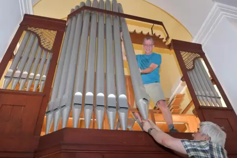 Die Orgelbauer Klaus Dieterle (oben) und Markus Seeger von der Manufaktur Lenter aus Sachsenheim bei Ludwigsburg sind aktuell in