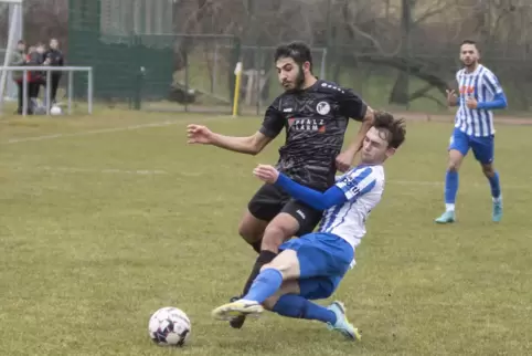 Er hat seine Rotsperre abgebrummt und steht dem TuS Steinbach im Pokal gegen Bingen wieder zur Verfügung: Mittelfeldspieler Arme