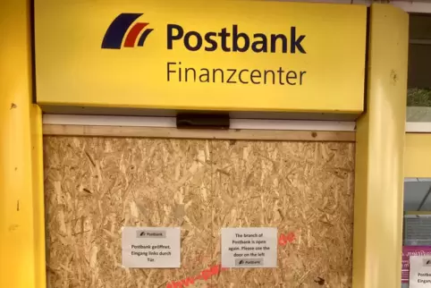 Der gesprengte SB-Bereich der Postbankfiliale ist weiterhin geschlossen. 