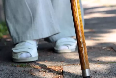 Parkinson entsteht durch einen langsam fortschreitenden Verlust von Nervenzellen im Gehirn und gilt nach der Alzheimer-Krankheit