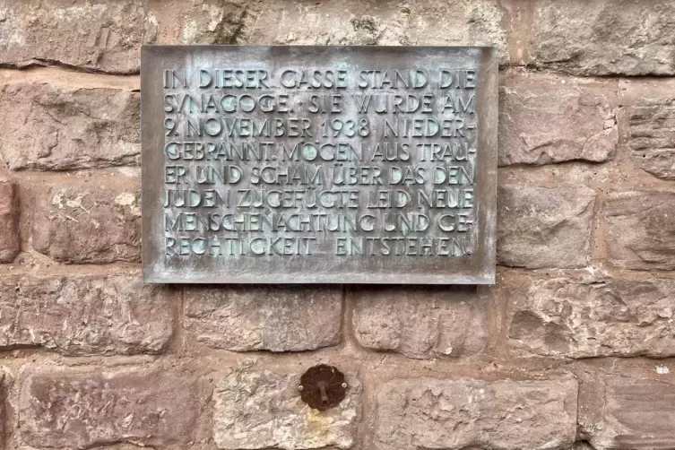 Mit dieser schlichten Tafel gedenkt die Stadt dem Pogrom am 9. November 1938. Unter der Tafel ist die Aufhängung für den Gedenkk