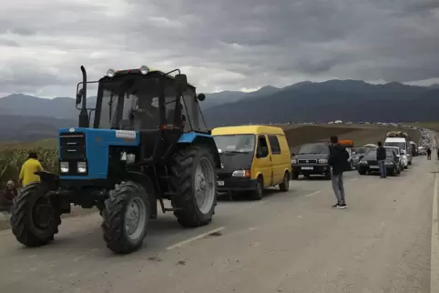 Bloß weg: Flüchtlingstreck aus Berg-Karabach. 