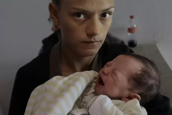 Eine armenische Frau aus Berg-Karabach hält in einem provisorischen Lager ihr Neugeborenes im Arm.