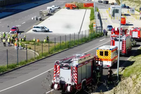 Großeinsatz der Feuerwehren. Die Arbeiter müssen warten. 