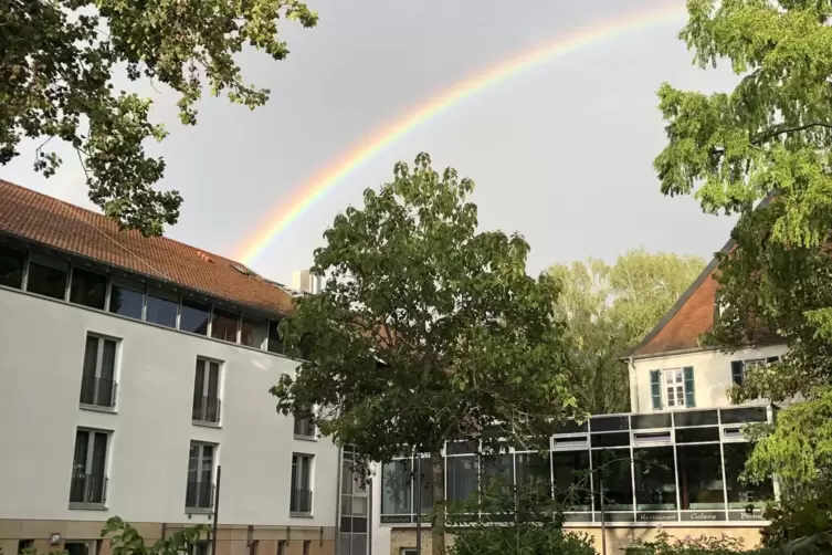 Ein Symbol für bessere Zeiten? Vorige Woche hat sich über dem Rockenhausener Schlosshotel ein Regenbogen präsentiert – und inzwi