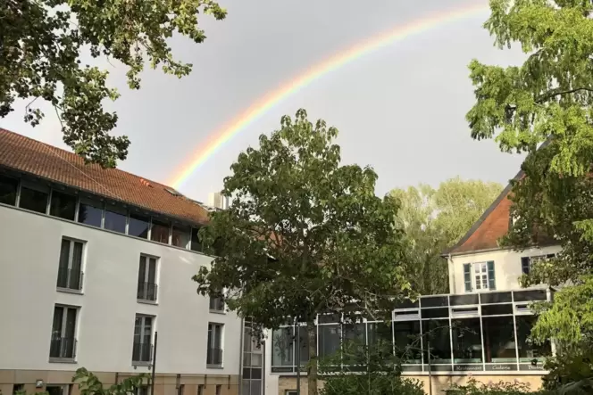 Ein Symbol für bessere Zeiten? Vorige Woche hat sich über dem Rockenhausener Schlosshotel ein Regenbogen präsentiert – und inzwi