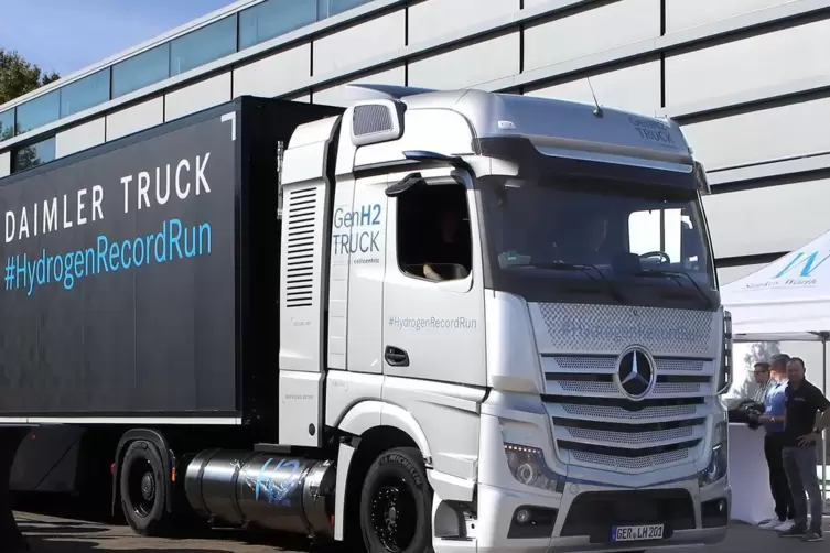 Am 25. September 2023 beim Start des &bdquo;Record Run2: Der Brennstoffzellen-Lastwagen, bei dem fl&uuml;ssiger Wasserstoff als Energietr&auml;g