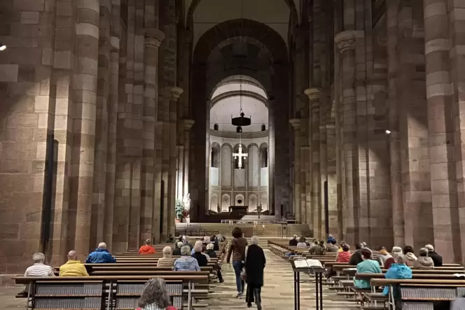 Kurz nach 6 Uhr im Dom: Die Besucher der Orgelmusik zum Sonnenaufgang kommen in die Kathedrale.