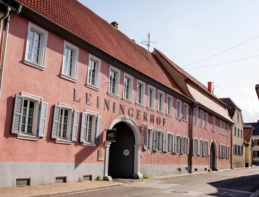 Beheimatet das Restaurant Ochs & Schwan: der altehrwürdige Leininger Hof.