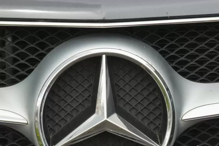 Emblem des Automobilhersteller Mercedes Benz.