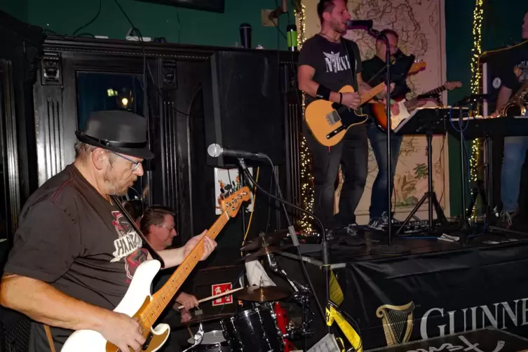 The Rocking Tones, hier im Pirmasenser Irish Pub zu sehen, spielen am Montag in Kuchems Brauhaus. 