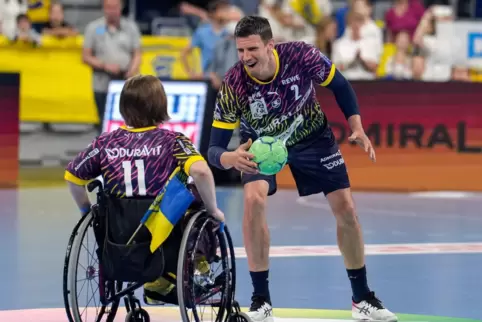 Keine Berührungsängste: Eine Rollstuhlfahrerin beim symbolischen Anwurf mit Andy Schmid, damals bei Bundesligist Rhein-Neckar Lö