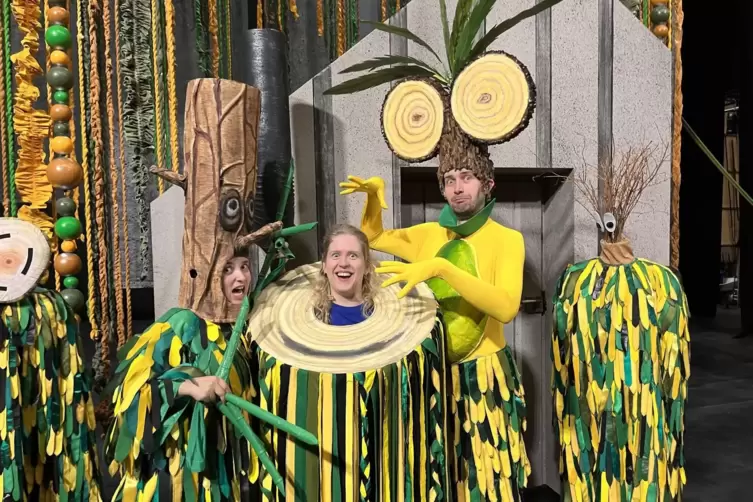 Spaß während einer Probenpause: Polina Artsis, Valerie Gels und Arkadiusz Jakus in Kostümen für die Familienoper „Der goldene Br