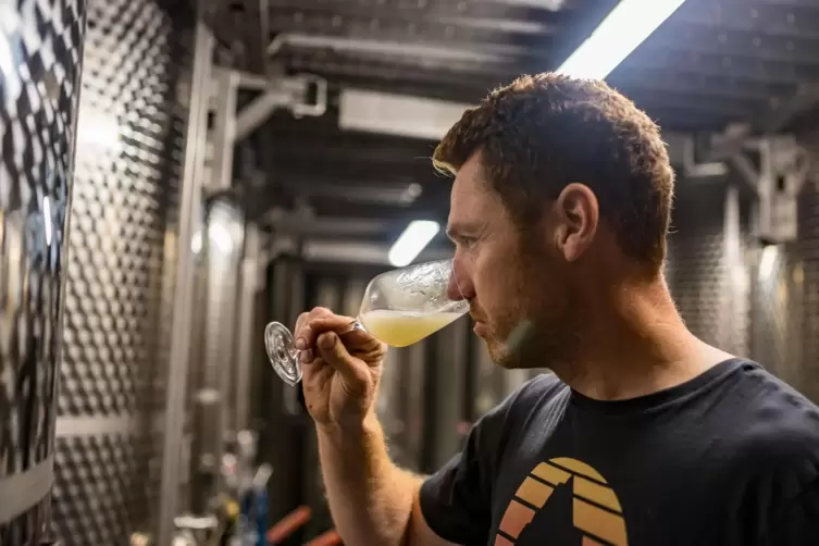 Stephan Schwedhelm verkostet den g&auml;renden Wein.