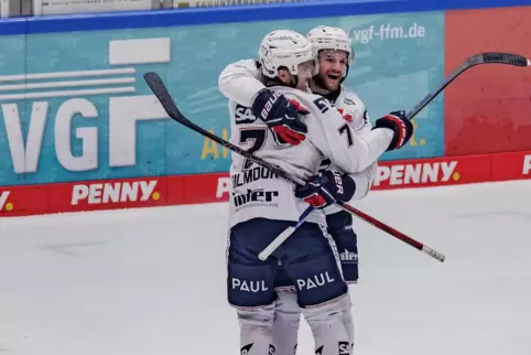 Grund zur Freude: John Gilmour (links) und Kris Bennett bejubeln einen Adler-Treffer. 