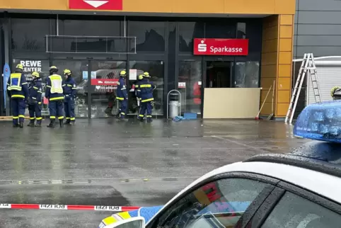 Polizeieinsatz am Rewe-Center in Rheingönheim.