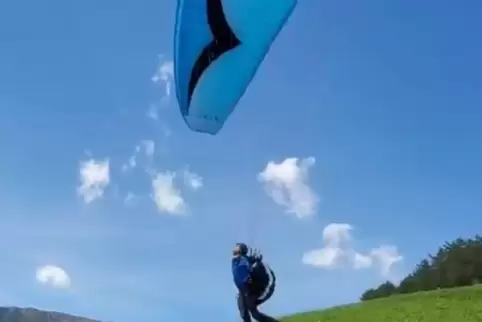 Der Physiotherapeut als Pilot: Enrico Georgi startet in den italienischen Alpen zu einem Gleitschirmflug. 
