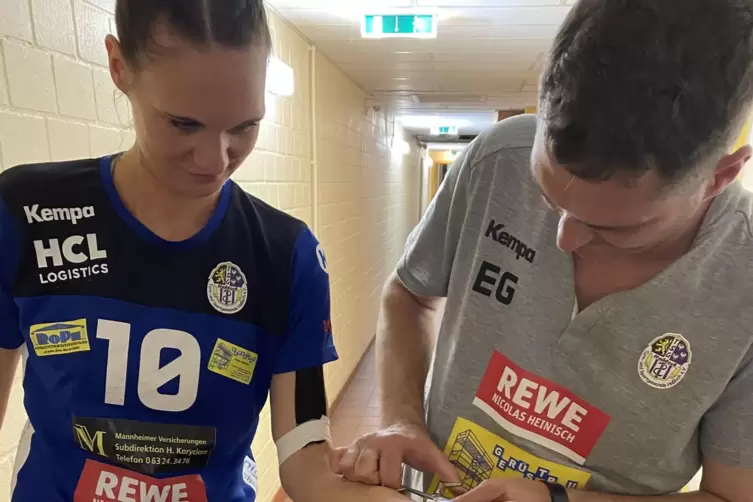 Der Physiotherapeut in seinem Element: Nach einem Spiel entfernt Enrico Georgi den Tapeverband am Daumen von Jessica Glaser.