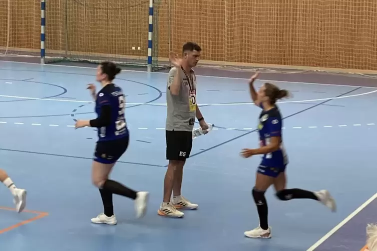 Der Physiotherapeut als Motivator: Vor einem Spiel klatscht Enrico Georgi alle Ha&szlig;locher Spielerinnen ab, wenn sie aufs Feld lau