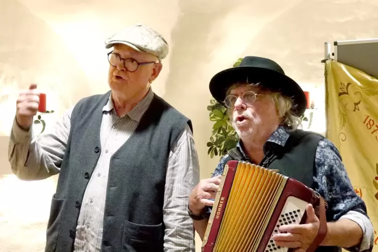 Mit Inbrunst: Das Duo Eckstein – Michael Geib (links) und Roland Helm – singt in Ramstein Bergarbeiterlieder. 