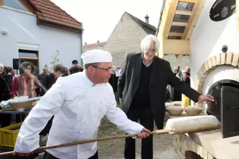 2012 hatte der damalige Bürgermeister von Altrip, Jürgen Jacob (links), die Ehre, den großen Brotbackofen mit dem damaligen HGV-