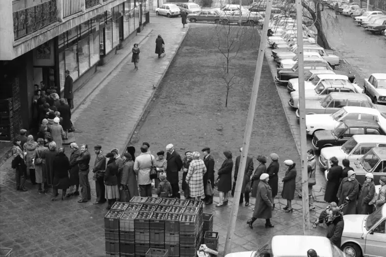 &bdquo;Ich war aus einem geknechteten Land ins Paradies gezogen&ldquo;: Warschau, 1981,, Warteschlange vor einem Gesch&auml;ft. 