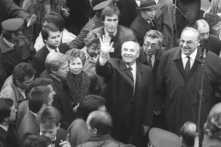 Das Gef&uuml;hl, von einem Kanzler regiert zu werden, der immer bleibt. Gorbatschow und Kohl in Deidesheim. 